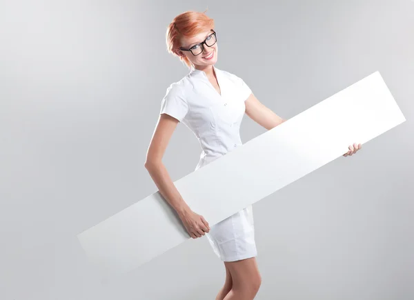 Usmívající se žena držící bílou tabuli — Stock fotografie