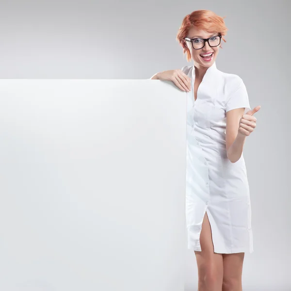 Gelukkig lachende vrouw met wit bord — Stockfoto