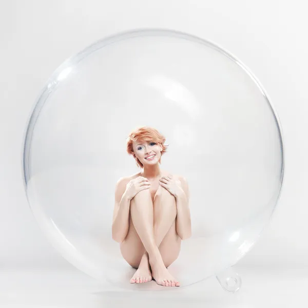 Femme souriante nue en boule de savon — Photo