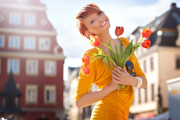 Щаслива жінка з купою квітів — стокове фото