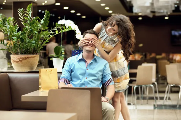 Coppia sorridente al caffè — Foto Stock