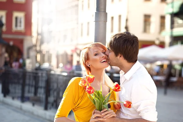 Красивый мужчина целует красивую девушку — стоковое фото