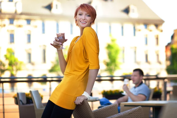 Sonriente pareja joven en el restaurante — Foto de Stock