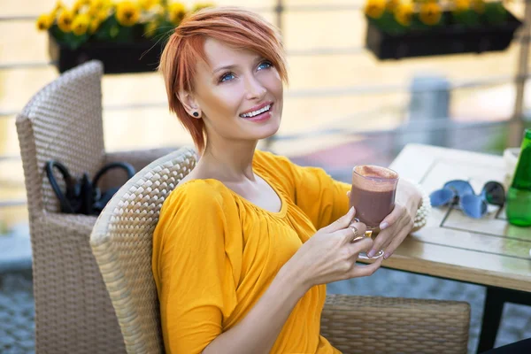 一个漂亮的女士喝下午咖啡的肖像 — 图库照片