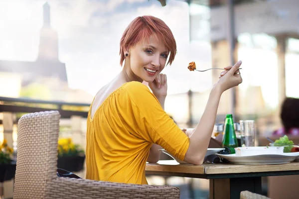 Porträt einer jungen glücklich lächelnden Frau beim Mittagessen — Stockfoto