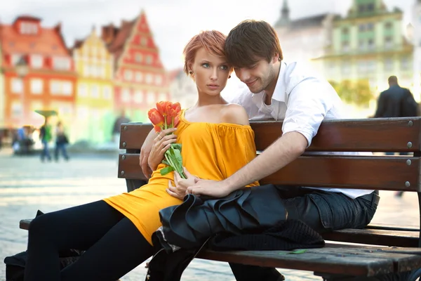 Piękną kobietę z kwiatami na randkę z przystojny mężczyzna — Zdjęcie stockowe