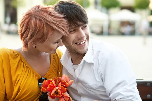 Портрет молодой веселой пары, обнимающейся на открытом воздухе — стоковое фото