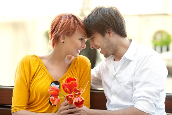Närbild porträtt av en glad unga paret tittar på varandra — Stockfoto