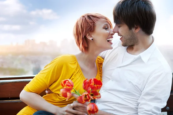 Junges glücklich lächelndes attraktives Paar zusammen im Freien — Stockfoto