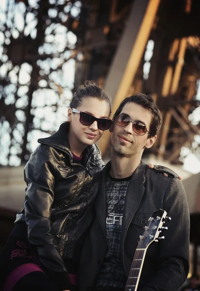 Bellissima coppia con occhiali da sole e chitarra — Foto Stock