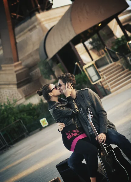 Jovem casal bonito beijando — Fotografia de Stock