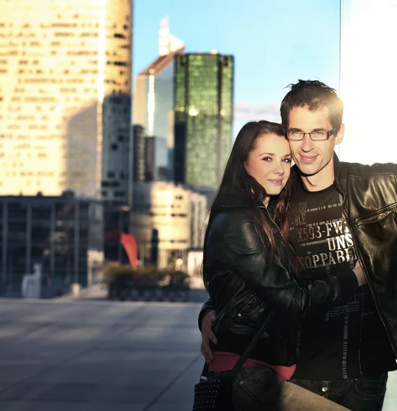 Bonito jovem bonito casal posando — Fotografia de Stock