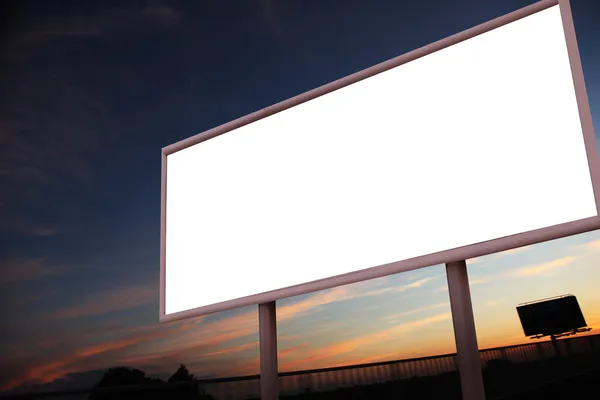 Prázdné billboard nad městem pozadím — Stock fotografie