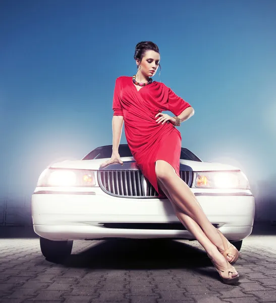 Sexy signora di fronte a una limousine — Foto Stock