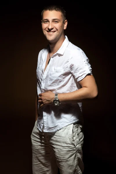 Χαμογελαστός άνθρωπος που θέτουν σε λευκό πουκάμισο — Φωτογραφία Αρχείου