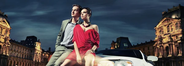 Färgglad bild av vackra paret sitter i en limousine — Stockfoto