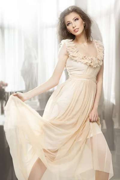 Sexy Brünette posiert in einem wunderschönen Kleid — Stockfoto