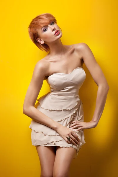 Sexig redhair kvinna poserar — Stockfoto
