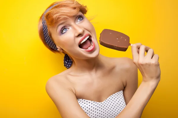 Mulher feliz comer sorvete — Fotografia de Stock