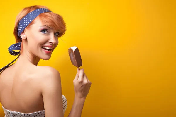 Donna felice mangiare gelato — Foto Stock