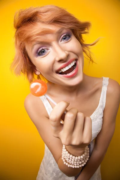 Leende kvinna visar lollipop — Stockfoto