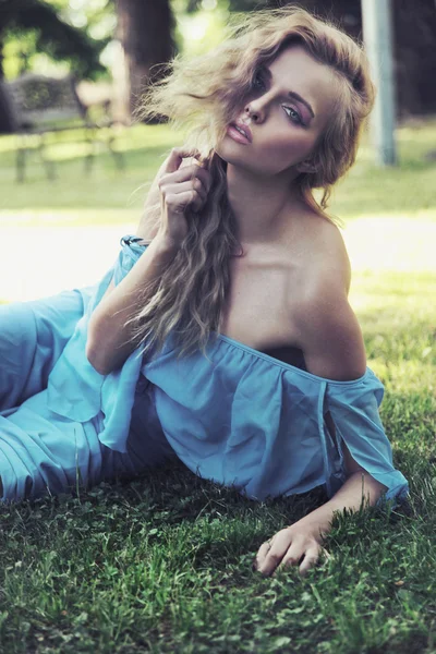 Beauty blonde dame in tuin — Stockfoto