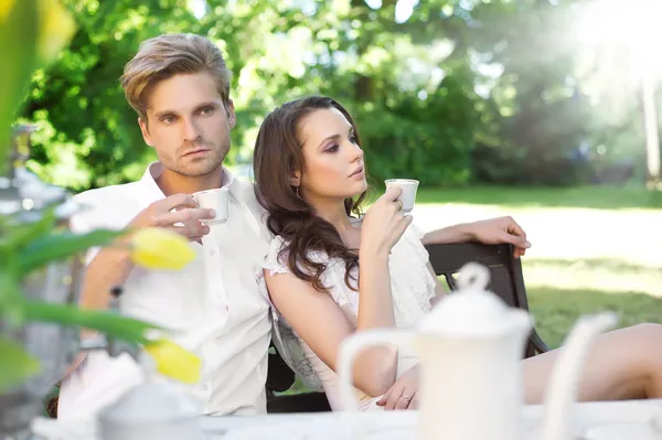 Mladý pár, kteří požívají oběd v zahradě — Stock fotografie