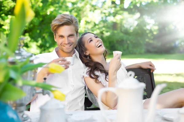 Молодая пара наслаждается обедом в саду — стоковое фото