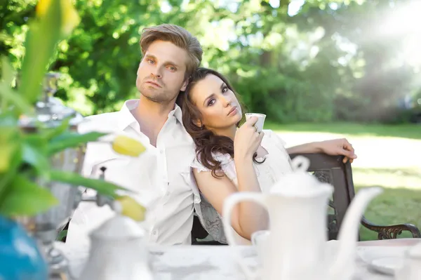 Giovane coppia godendo il caffè in giardino — Foto Stock