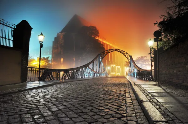 夜に古い町の橋の美しい景色 — ストック写真