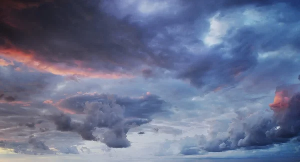 Δραματική πολύχρωμο ουρανό και θάλασσα — Φωτογραφία Αρχείου