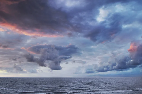 Dramático céu colorido e mar — Fotografia de Stock