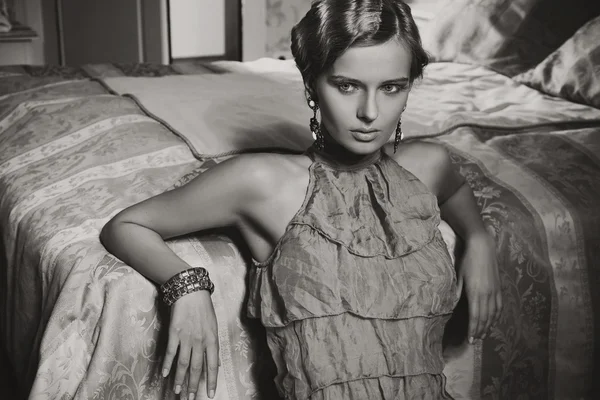 Retrato de uma mulher de beleza em quarto elegante em preto e branco — Fotografia de Stock