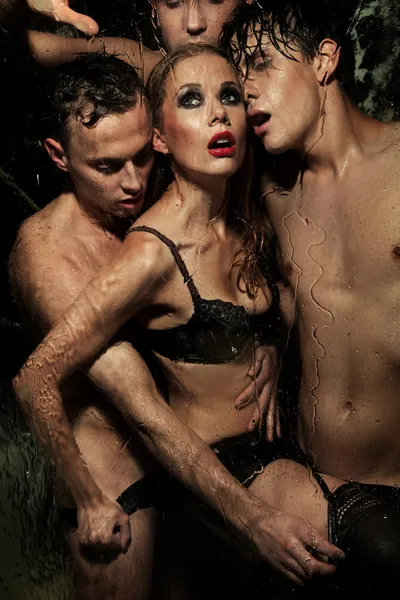 Donna sexy in posa con gli uomini — Foto Stock