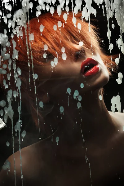 Şaşırtıcı kırmızı dudaklı genç güzellik portresi — Stok fotoğraf