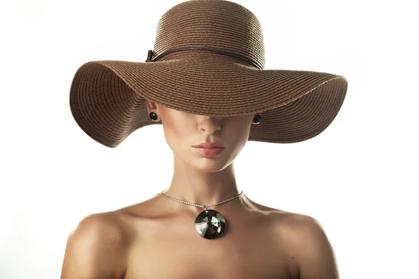 Retrato de uma mulher de beleza usando chapéu — Fotografia de Stock