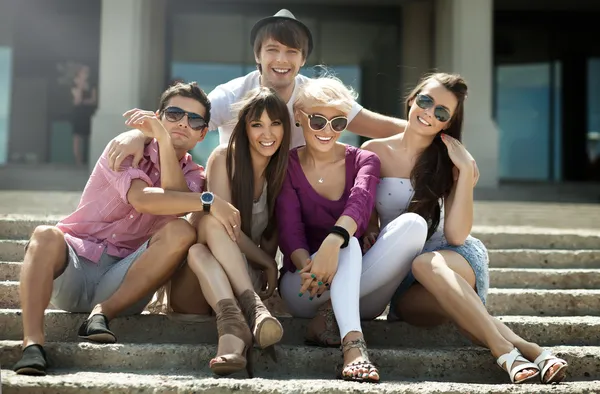Grupp vänner på semester — Stockfoto