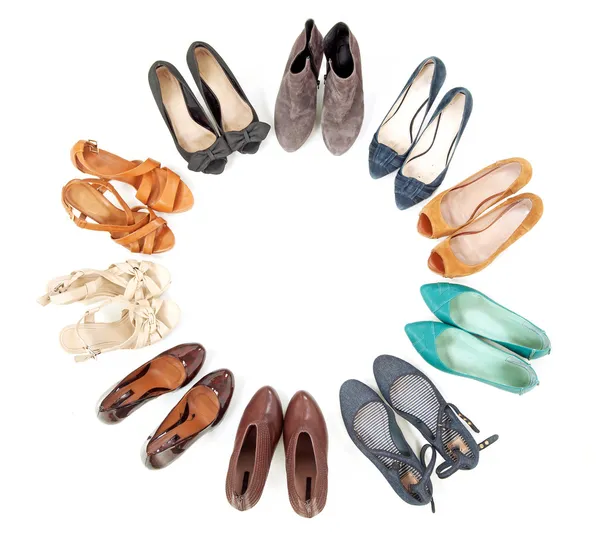 Много пар обуви по кругу — стоковое фото