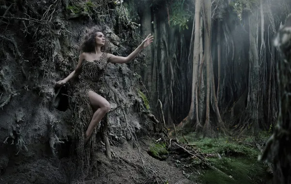 Seksi kadın ağacın bir parçası olarak — Stok fotoğraf