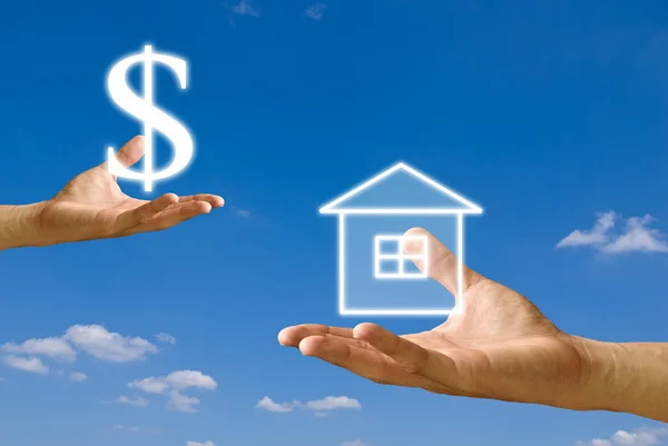 Pequeña mano cambiar la casa con dinero de la mano grande — Foto de Stock