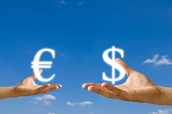 Μικρή ανταλλαγή εικόνα ευρώ με το δολάριο εικονίδιο από μεγάλο χέρι, έννοια — Φωτογραφία Αρχείου