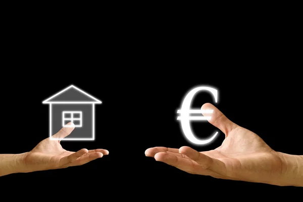 Kleine hand uitwisseling huisje met euro pictogram van grote hand, concept — Stockfoto