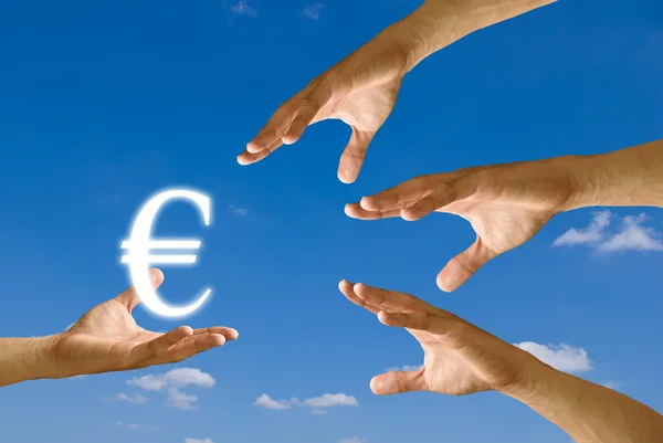 Χέρι ανταγωνιστή να αγωνιστούμε για το εικονίδιο ευρώ, έννοια — Φωτογραφία Αρχείου