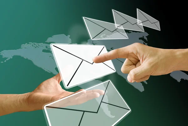 Vinger kiezen duwen de e-mail van postman's hand, concept — Stockfoto