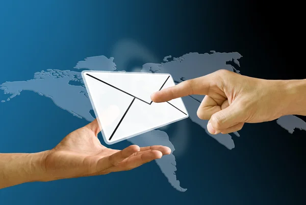 Brevbärarens hand bära ikonen e-post och finger trycka mail — Stockfoto