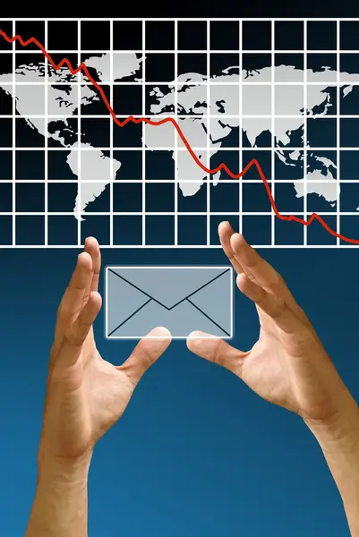 Hand bära mail-symbolen med krisen börsen Graph, finansiella begrepp — Stockfoto