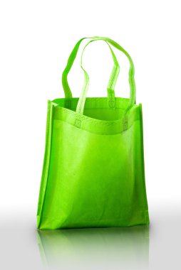 beyaz zemin üzerine yeşil kumaş çanta