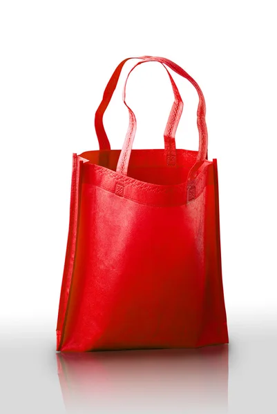 在白色背景上的红布购物袋 — 图库照片