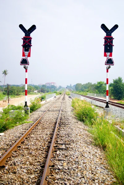 Semáforo para trem e ferrovia, Tailândia — Fotografia de Stock