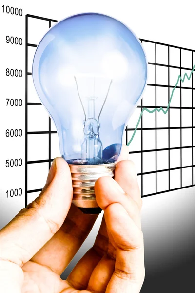Lampa i handen med grafen bakgrund, spara energi- och koncept — Stockfoto